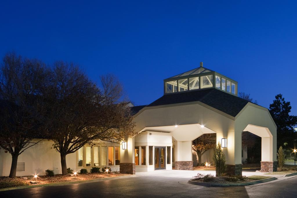 Endeavor Inn & Suites, Trademark Collection By Wyndham Topeka Exterior foto
