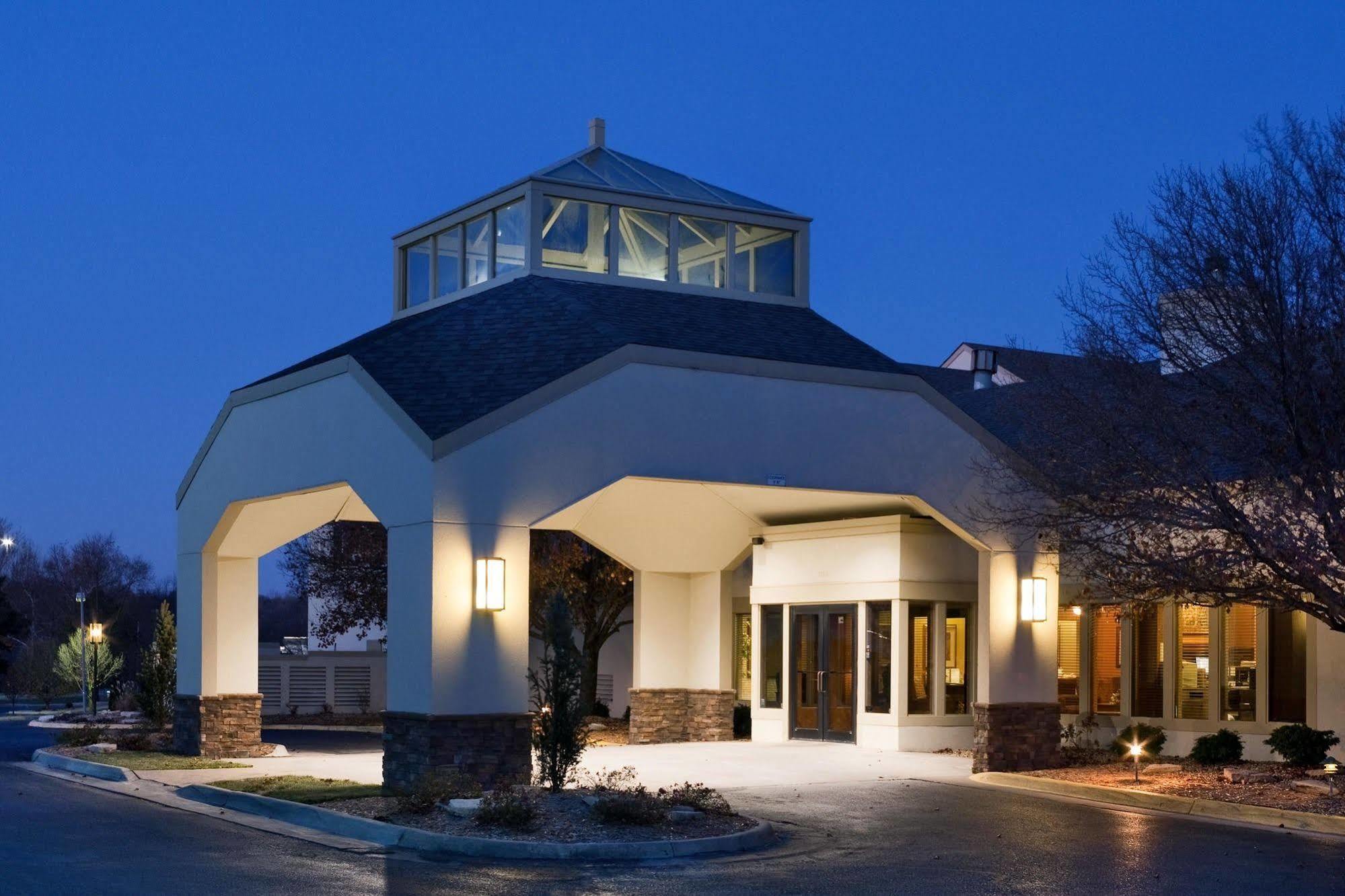 Endeavor Inn & Suites, Trademark Collection By Wyndham Topeka Exterior foto